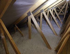 Zateplení stropu novostavby rodinného domu pomocí foukané izolace